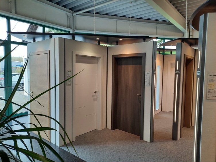 Ausstellungsbereich mit Innentüren in verschiedenen Oberflächen