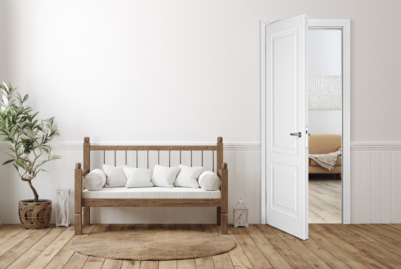 Helles Wohnzimmer mit klassischer weißer Innentür und Holzbank