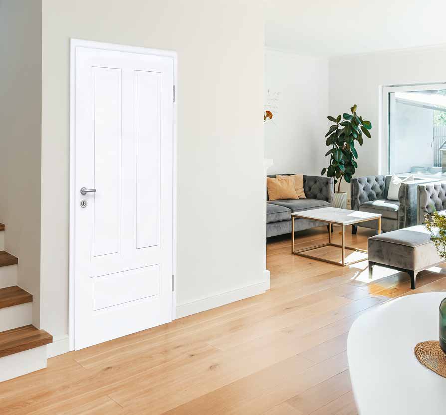 Weiße Kassetten-Innentür in einem hellen, modern eingerichteten Wohnzimmer
